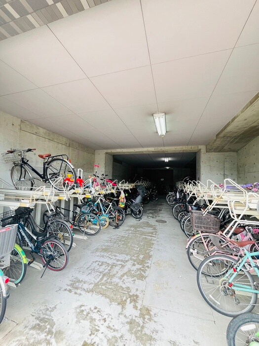 物件外観写真4　(駐輪場)