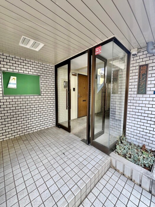 物件外観写真3　(エントランス部分)