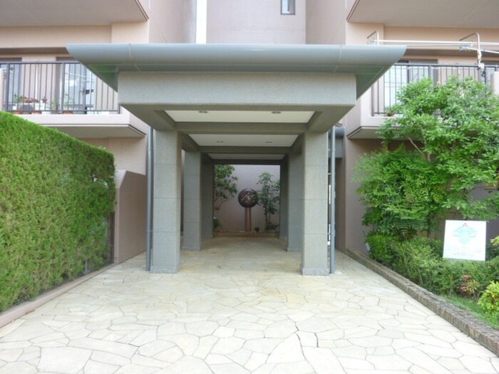 物件外観写真2　(エントランス部分)