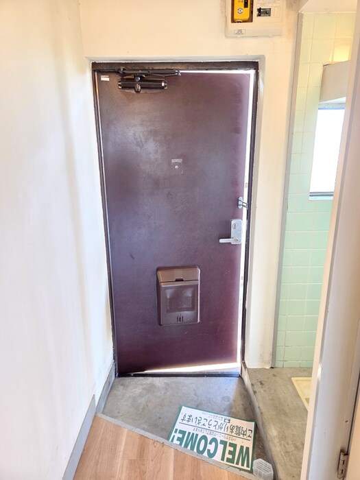 丸宏マンションの玄関