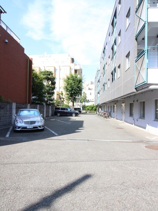 物件外観写真4　(駐車場)