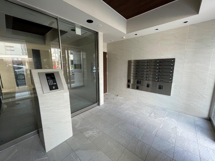 物件外観写真3　(エントランス部分)