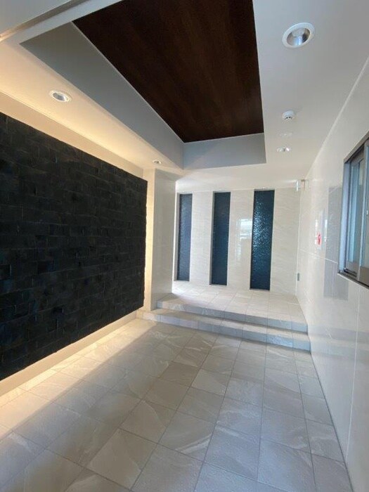 物件外観写真4　(エントランス部分)