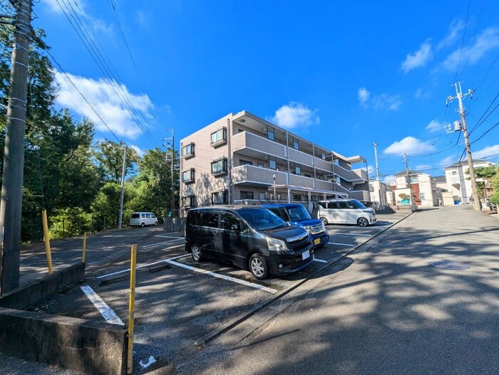 エクレ－ル・クレストの駐車場