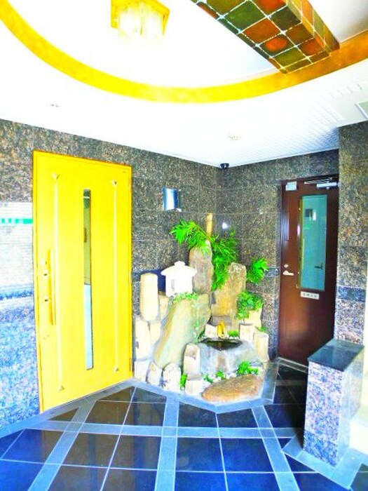 物件外観写真3　(エントランス部分)