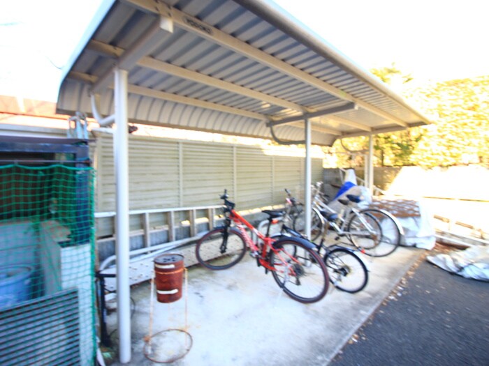 物件外観写真4　(駐輪場)