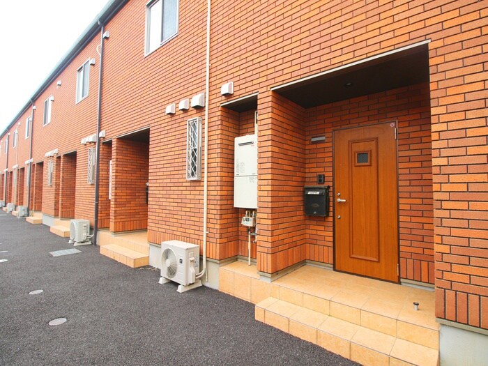 物件外観写真2　(エントランス部分)