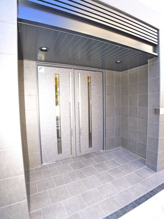 物件外観写真3　(エントランス部分)