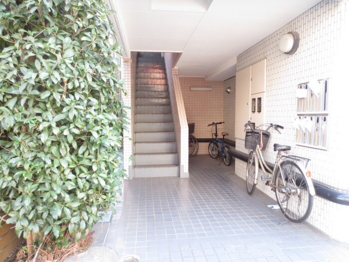 物件外観写真2　(エントランス部分)