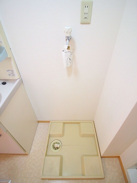 物件内観写真15　(洗濯機置場)