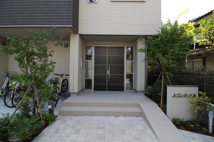 物件外観写真3　(エントランス部分)