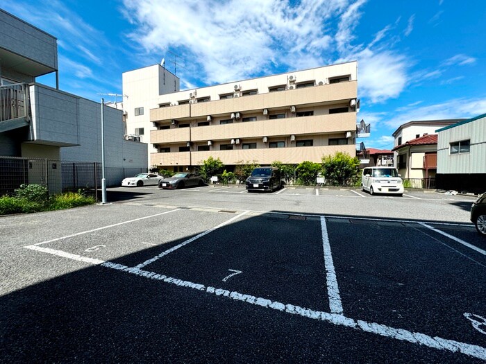 物件外観写真3　(駐車場)