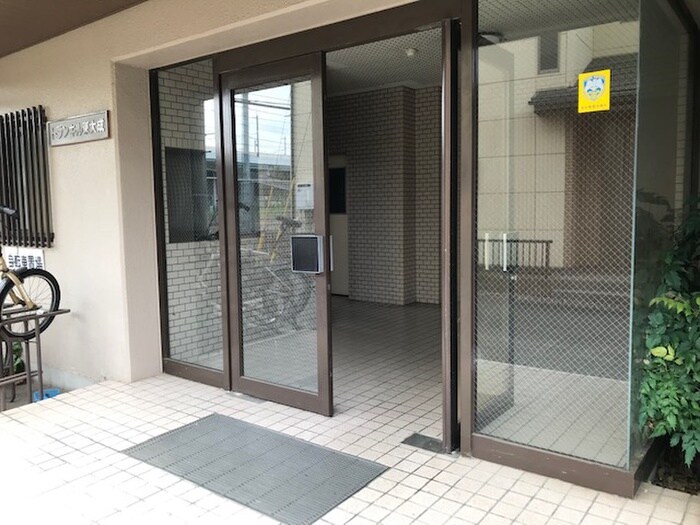 物件外観写真2　(エントランス部分)