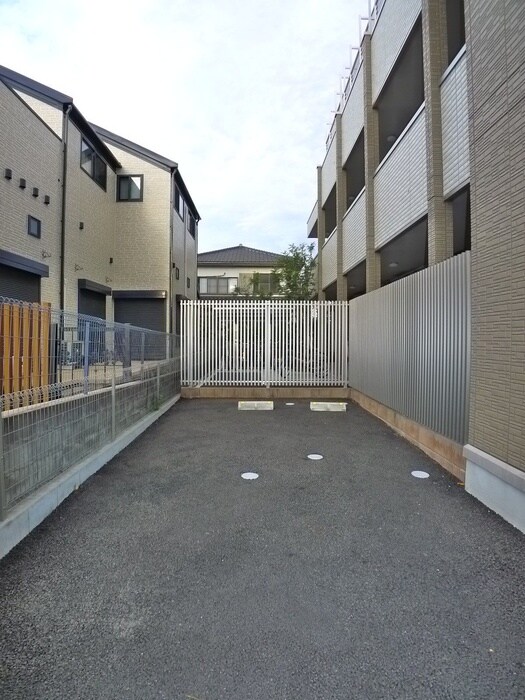 物件外観写真4　(駐車場)