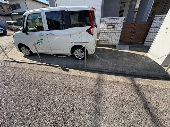 物件外観写真2　(駐車場)