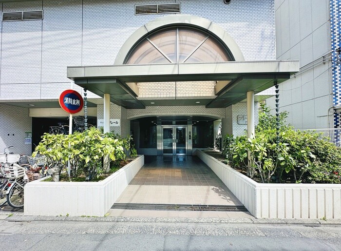 物件外観写真2　(エントランス部分)