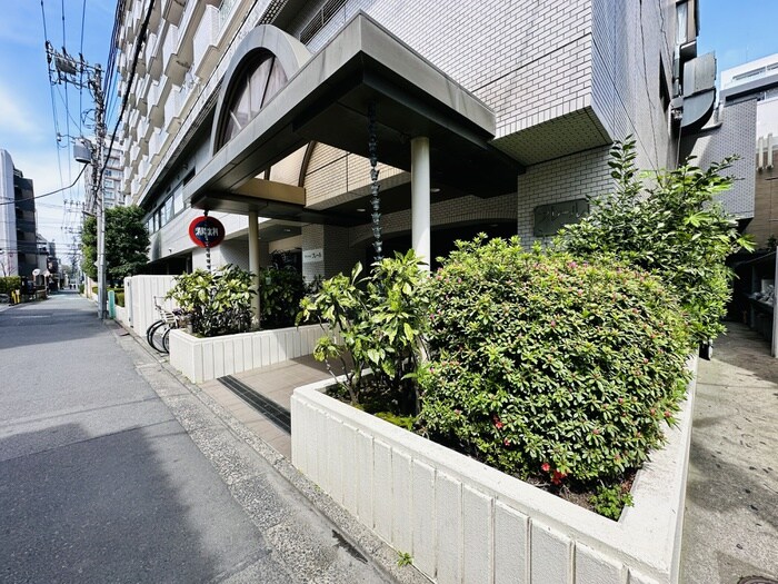 物件外観写真3　(エントランス部分)