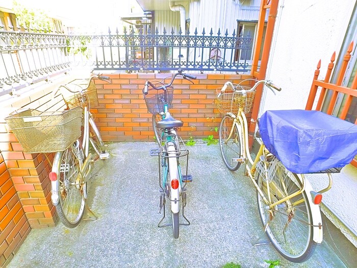 物件外観写真3　(駐輪場)
