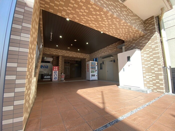 物件外観写真3　(エントランス部分)