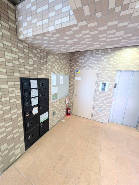 物件外観写真6　(エントランス部分)