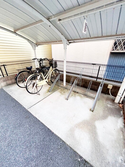 物件外観写真2　(駐輪場)