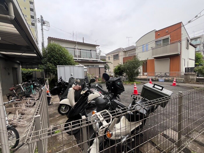 物件外観写真6　(バイク置き場)