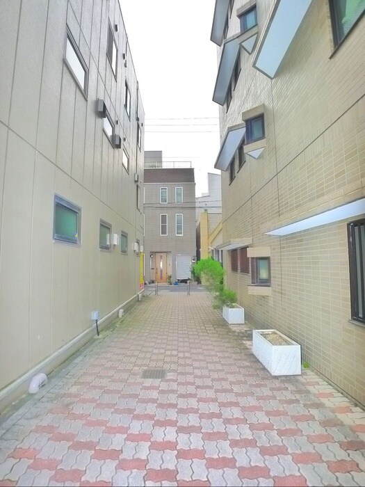 物件外観写真4　(エントランス部分)