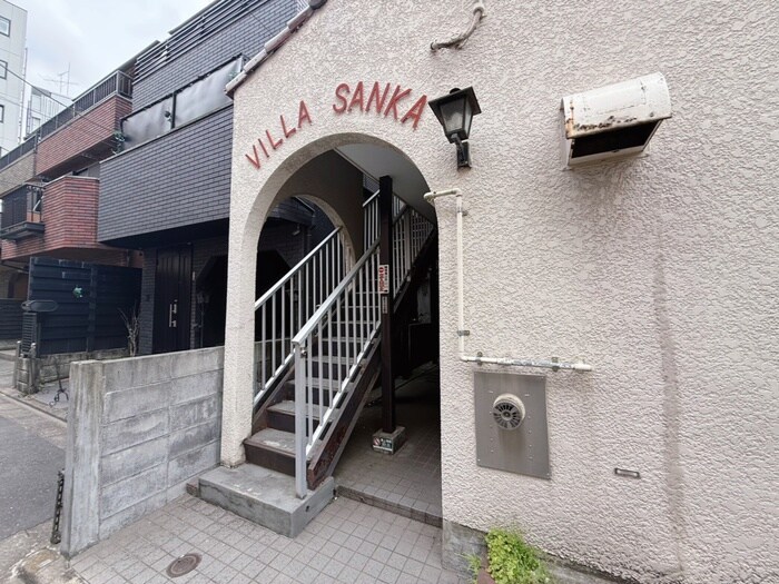 物件外観写真2　(エントランス部分)