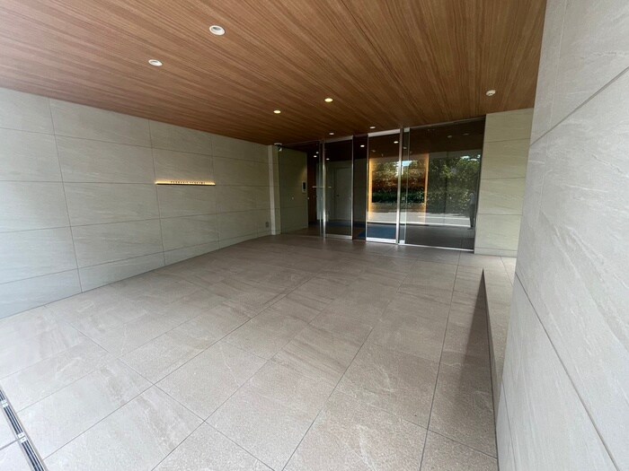 物件外観写真2　(エントランス部分)