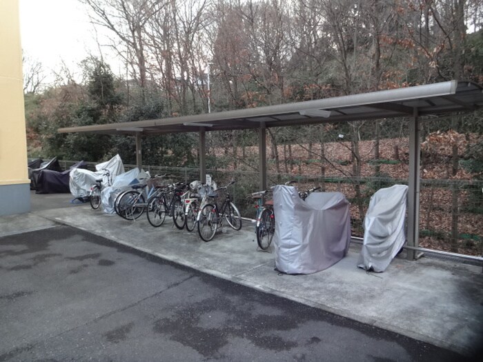 物件外観写真3　(バイク置き場)