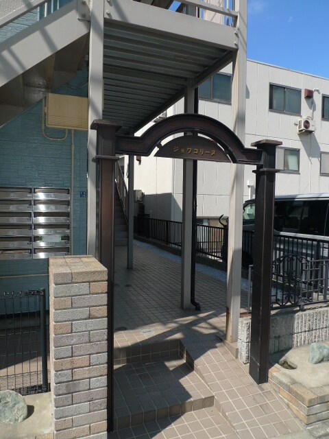 物件外観写真6　(エントランス部分)