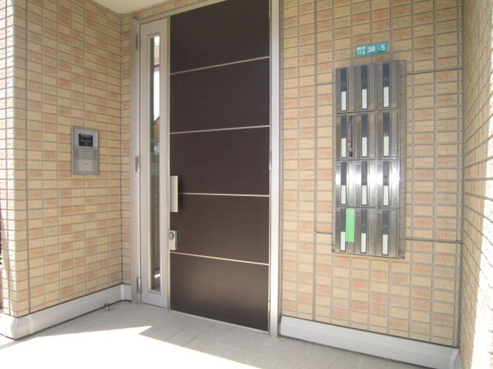 物件外観写真3　(エントランス部分)