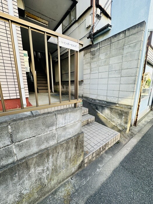 物件外観写真2　(エントランス部分)