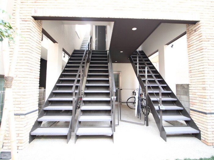 物件外観写真4　(エントランス部分)