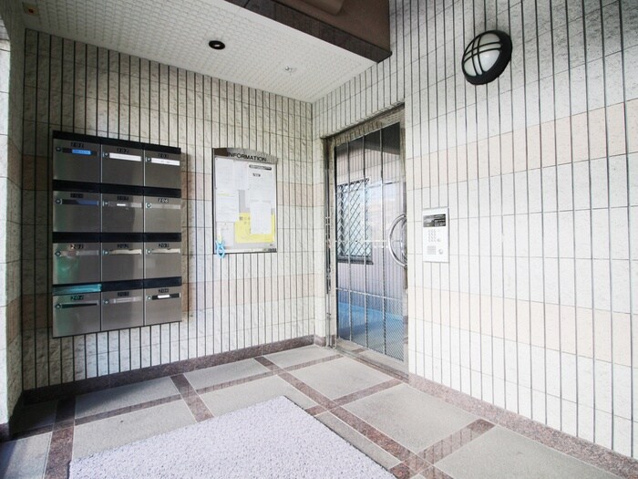 物件外観写真3　(エントランス部分)