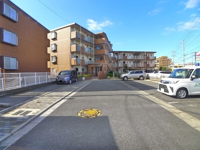 物件外観写真6　(駐車場)