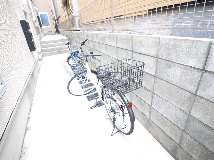物件外観写真4　(駐輪場)