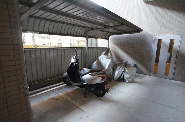 物件外観写真6　(バイク置き場)