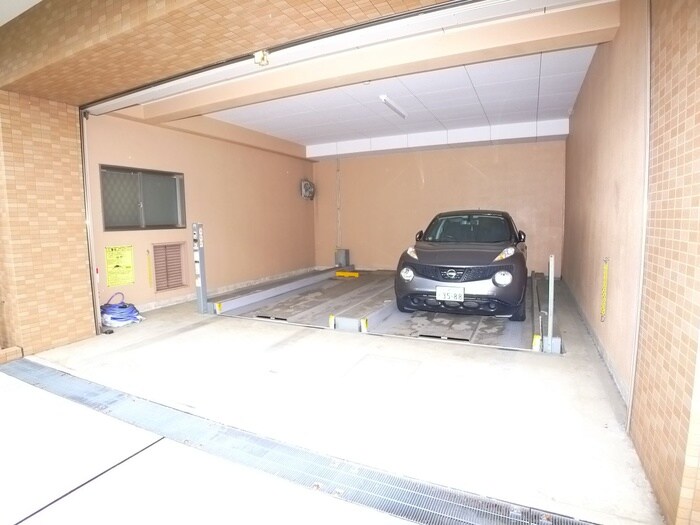 物件外観写真5　(駐車場)