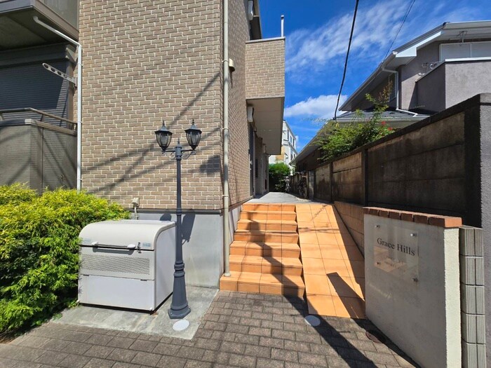 物件外観写真3　(エントランス部分)