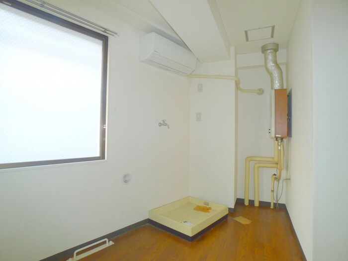 物件内観写真15　(洗濯機置場)