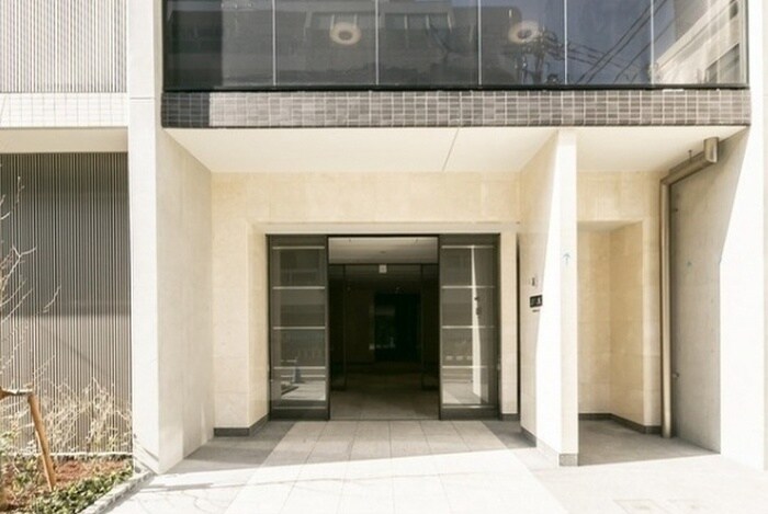 物件外観写真2　(エントランス部分)