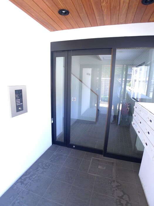 物件外観写真4　(エントランス部分)