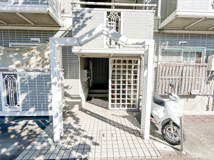 物件外観写真2　(エントランス部分)