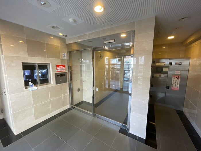 物件外観写真3　(エントランス部分)