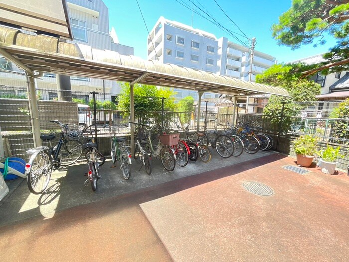 物件外観写真4　(駐輪場)