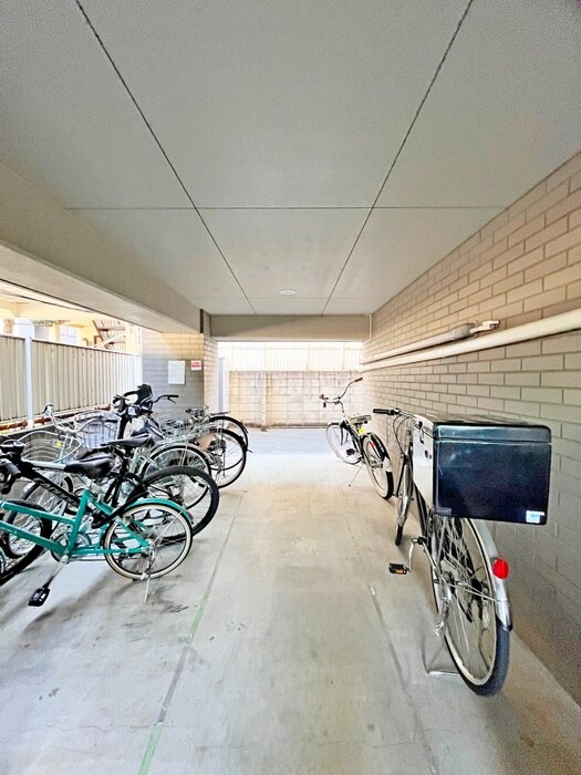 物件外観写真4　(駐輪場)