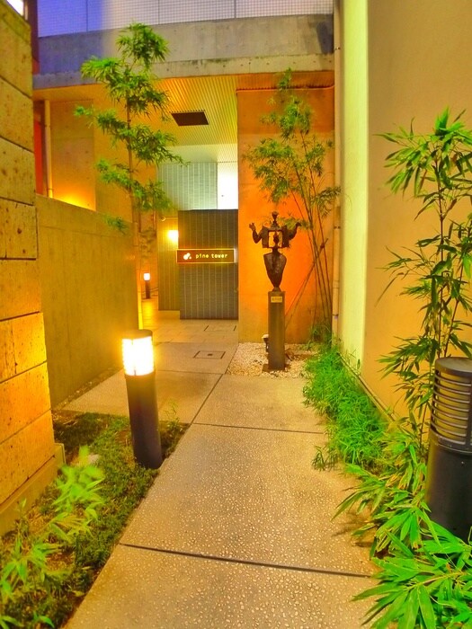 物件外観写真3　(エントランス部分)