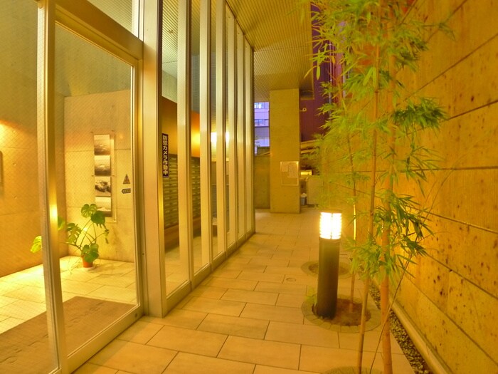 物件外観写真4　(エントランス部分)