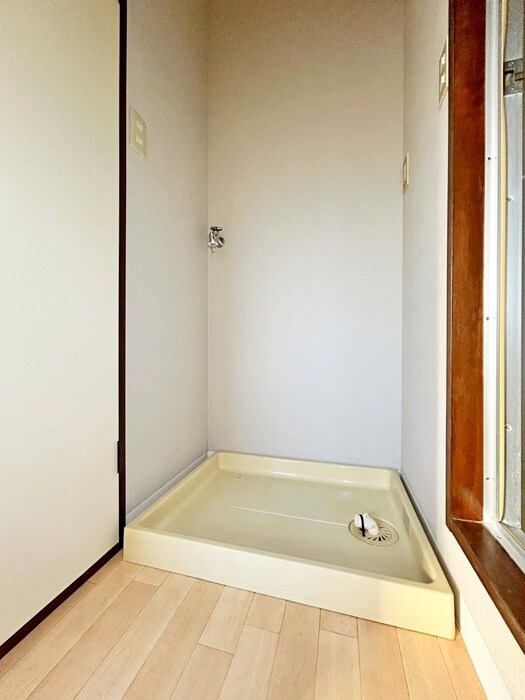 物件内観写真16　(洗濯機置場)